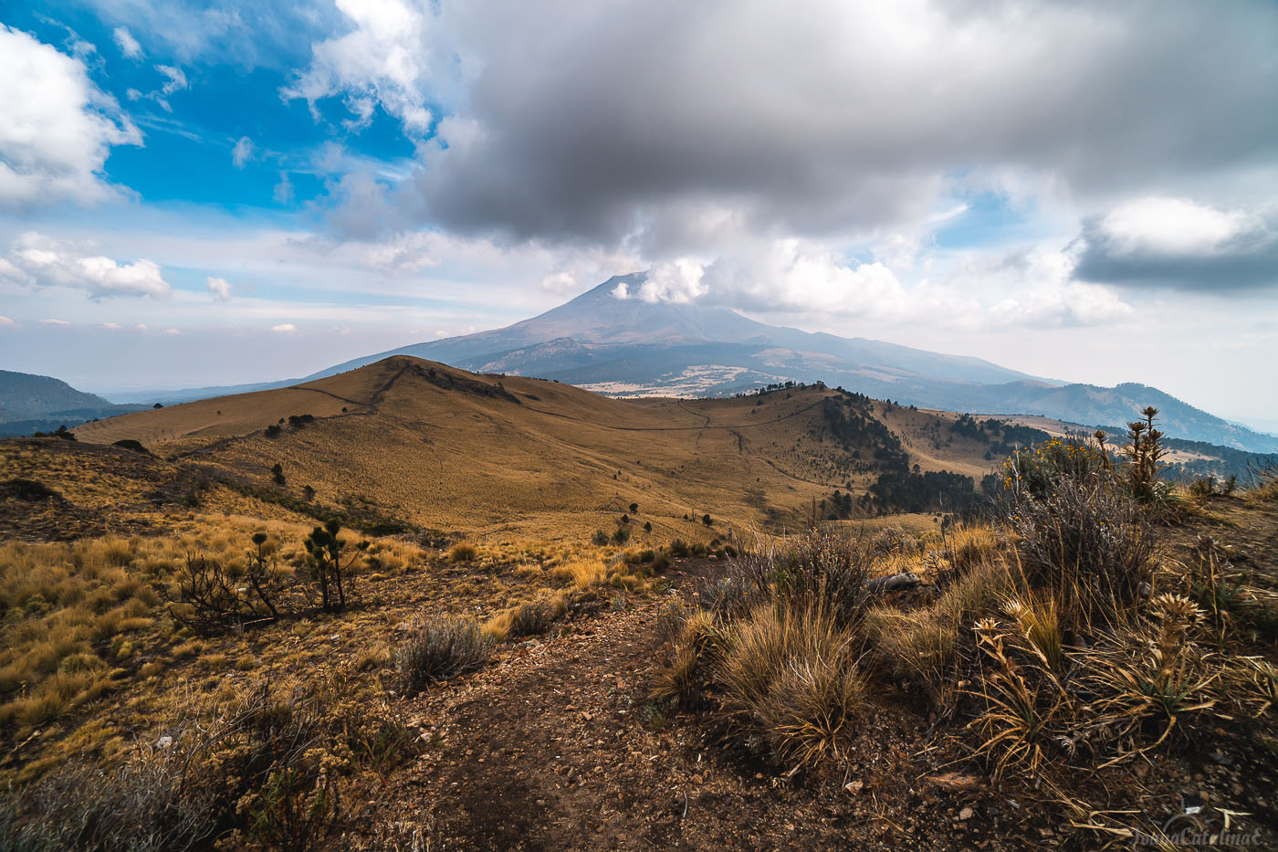 hiking-iztacc-huatl-and-watching-popocat-petl-s-volcano-smoke-and-ashes